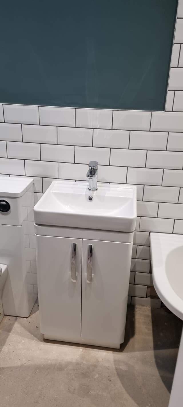 Modern bathroom by FSE Property Services