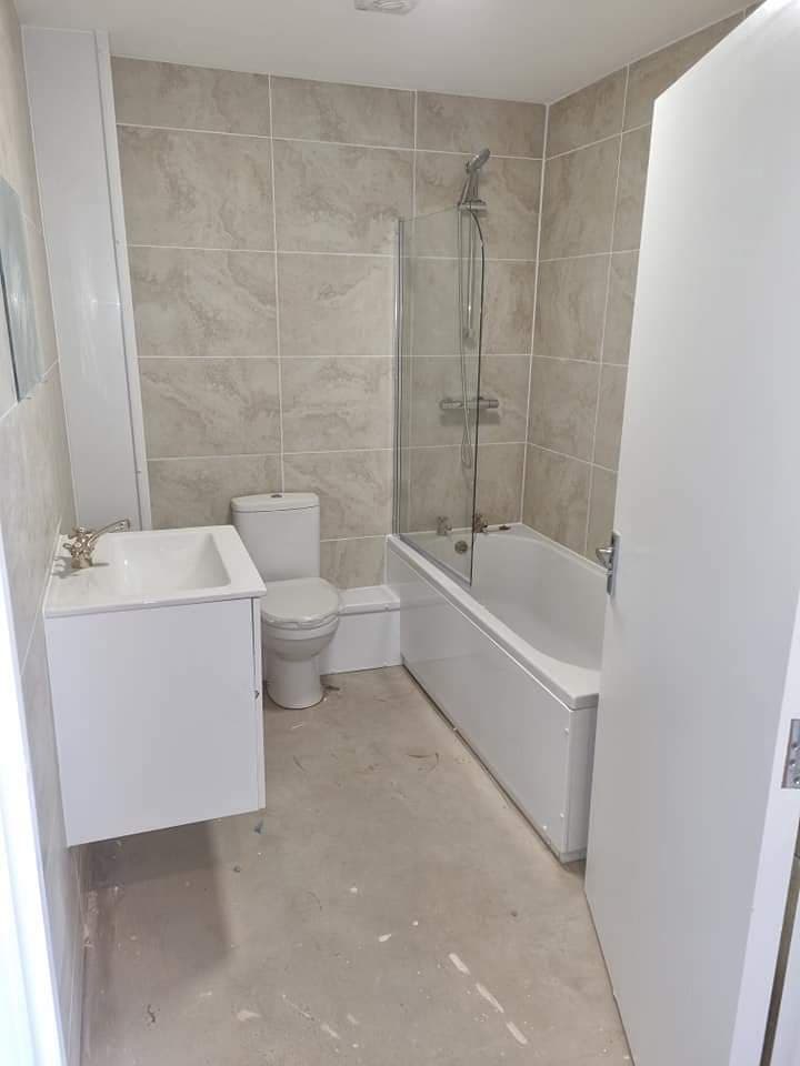 Modern bathroom by FSE Property Services