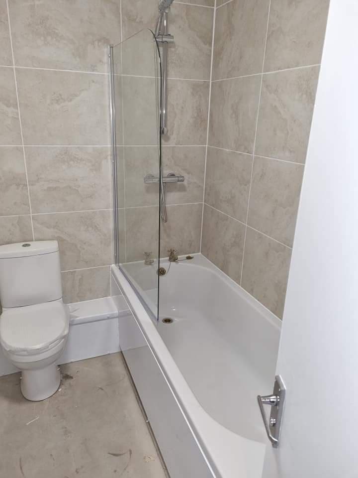 Modern bathroom by FSE Property Services