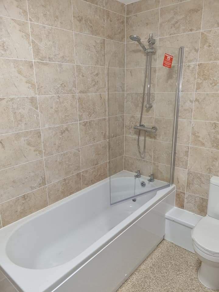 Modern bathroom by FSE Property Services