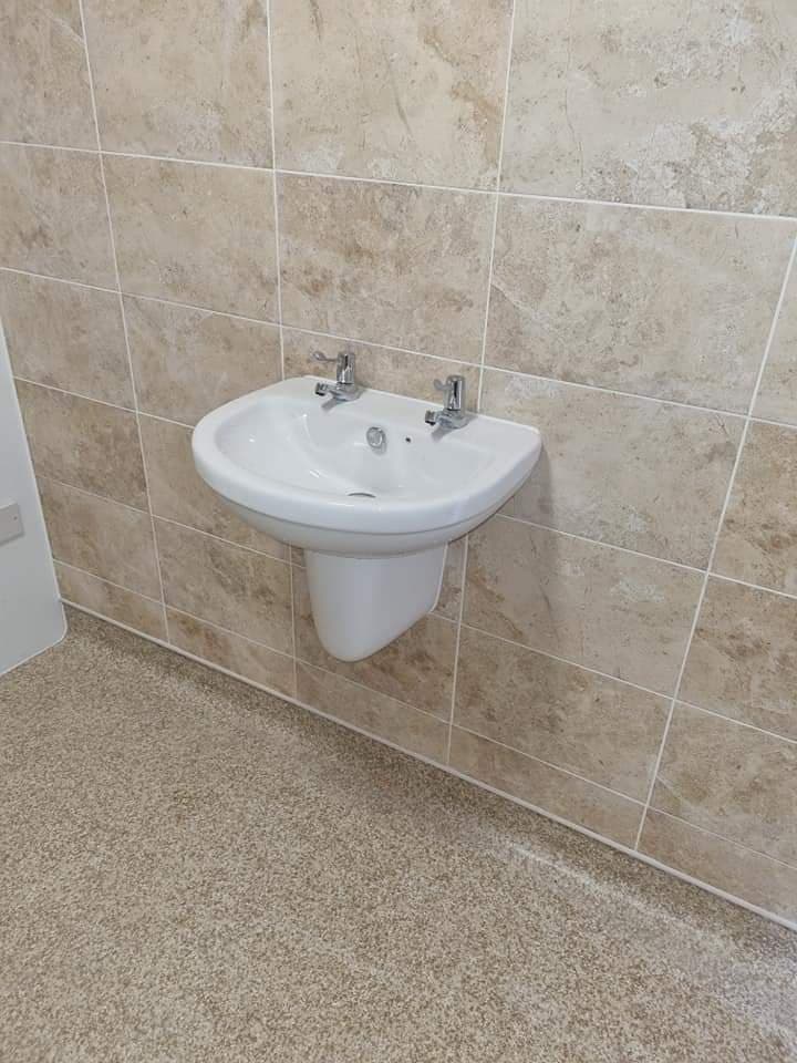 Modern bathroom by FSE Property Services