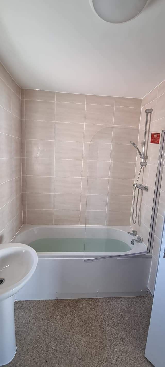 Modern bathroom by FSE Property Services